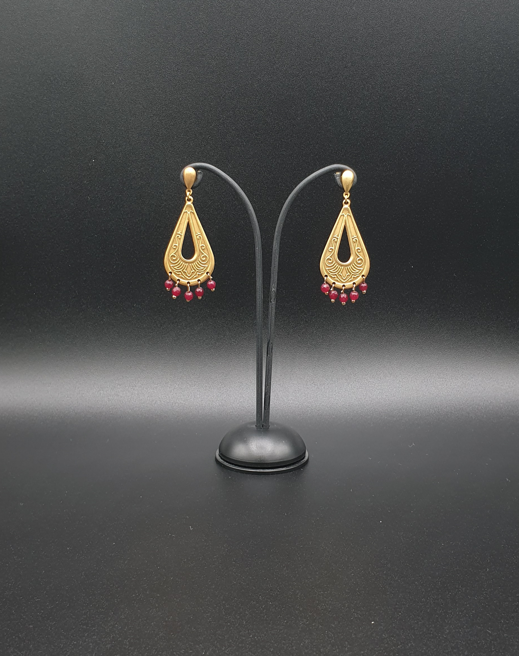 golden metal earrings for holes with red jade beads