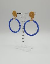 Charger l&#39;image dans la galerie, golden metal clip-on earrings with facetted blue jade beads
