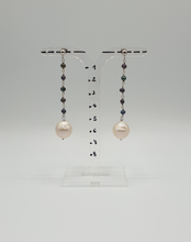 Charger l&#39;image dans la galerie, silver stud earrings with mini black pearls and white pearls
