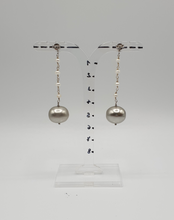 Charger l&#39;image dans la galerie, silver stud earrings with lacquered powder pearls
