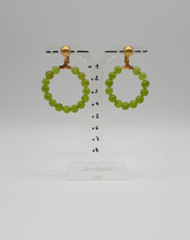 Carica l&#39;immagine nel visualizzatore di Gallery, orecchini a clip in metallo dorato con perle rotonde di giada verde
