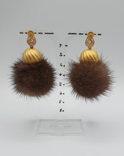 Carica l&#39;immagine nel visualizzatore di Gallery, orecchini a perno in metallo dorato e perle con visone marrone

