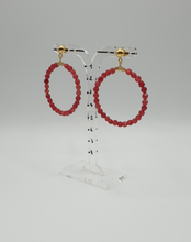 Carica l&#39;immagine nel visualizzatore di Gallery, orecchini a bottone in argento placcato oro con perline di giada rossa
