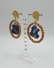 Carica l&#39;immagine nel visualizzatore di Gallery, orecchini a clip in metallo dorato con rane in sodalite blu
