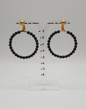 Charger l&#39;image dans la galerie, golden metal clip-on earrings with round black agate beads
