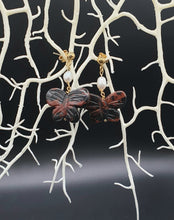 Carica l&#39;immagine nel visualizzatore di Gallery, orecchini a bottone in argento placcato oro con perle e farfalle di diaspro marrone
