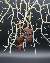Carica l&#39;immagine nel visualizzatore di Gallery, orecchini a bottone in argento placcato oro con farfalle di diaspro marrone
