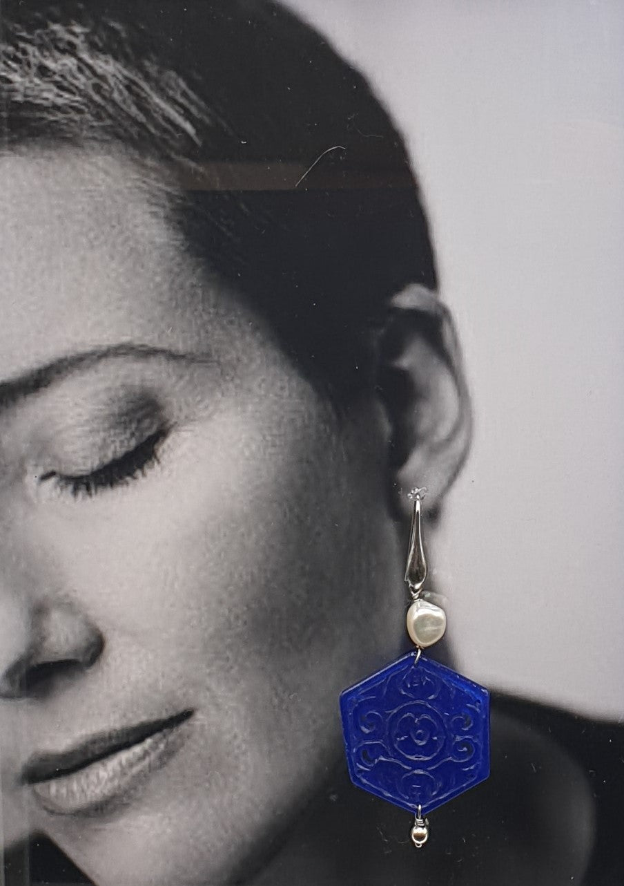 orecchini pendenti in argento con perle ed elemento di giada tinta in blu