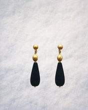 Load image into Gallery viewer, golden metal clip-on earrings with beads and blu velvet drops
