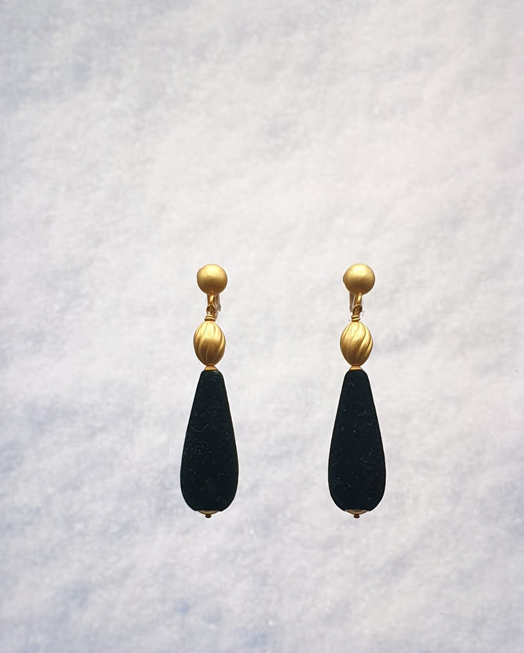 golden metal clip-on earrings with beads and blu velvet drops