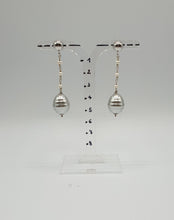 Charger l&#39;image dans la galerie, silver stud earrings with mini pearls and silverish lacquered pearls
