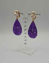 Charger l&#39;image dans la galerie, pearl clip-on earrings with purple dyed jade elements
