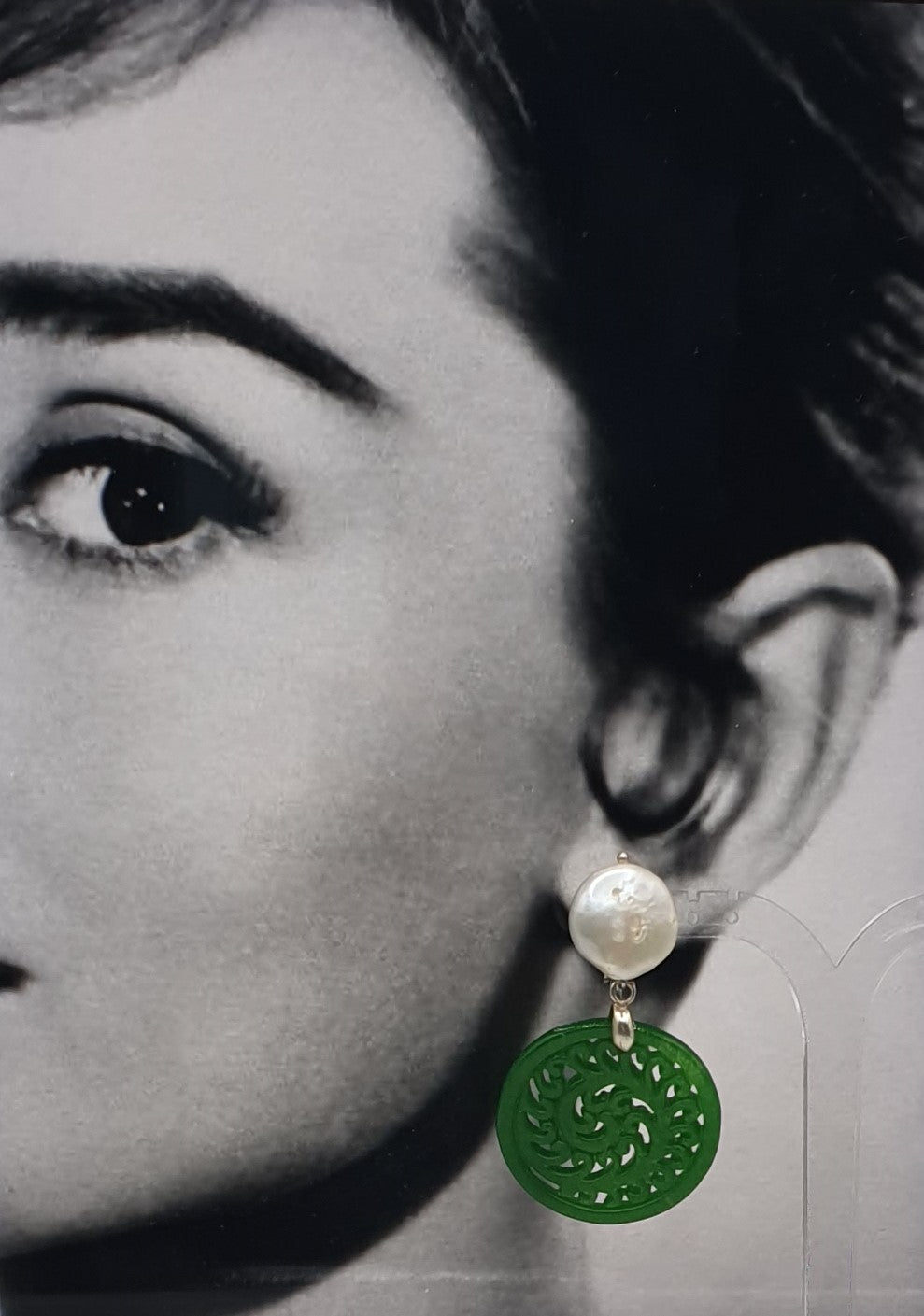 orecchini a clip di perle con elemento di giada tinta verde