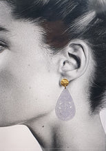 Charger l&#39;image dans la galerie, golden metal stud earrings with lila dyed jade drops
