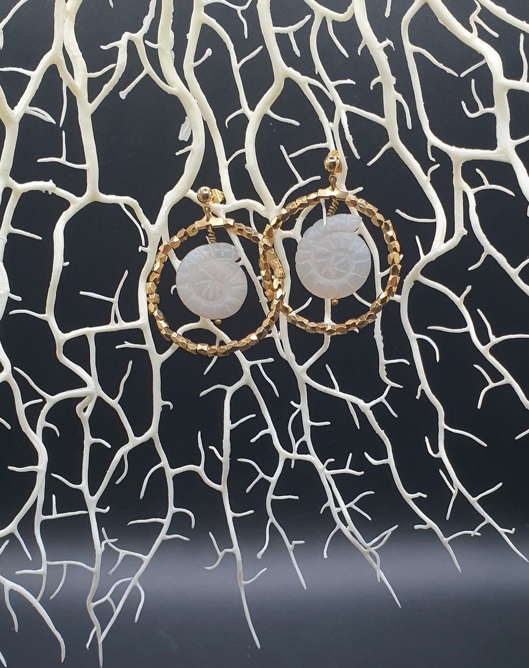 Ohrstecker aus vergoldetem Silber mit vergoldeten Perlen und Agata-Muscheln