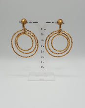 Carica l&#39;immagine nel visualizzatore di Gallery, orecchini a clip in metallo dorato con perline placcate oro in tre cerchi
