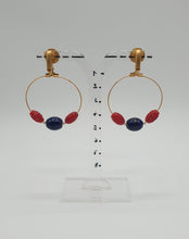 Carica l&#39;immagine nel visualizzatore di Gallery, NUOVI orecchini a clip in metallo dorato con lapislazzuli e perle di giada

