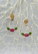 Carica l&#39;immagine nel visualizzatore di Gallery, NUOVI orecchini a clip in metallo dorato con perle di giada viola e verde
