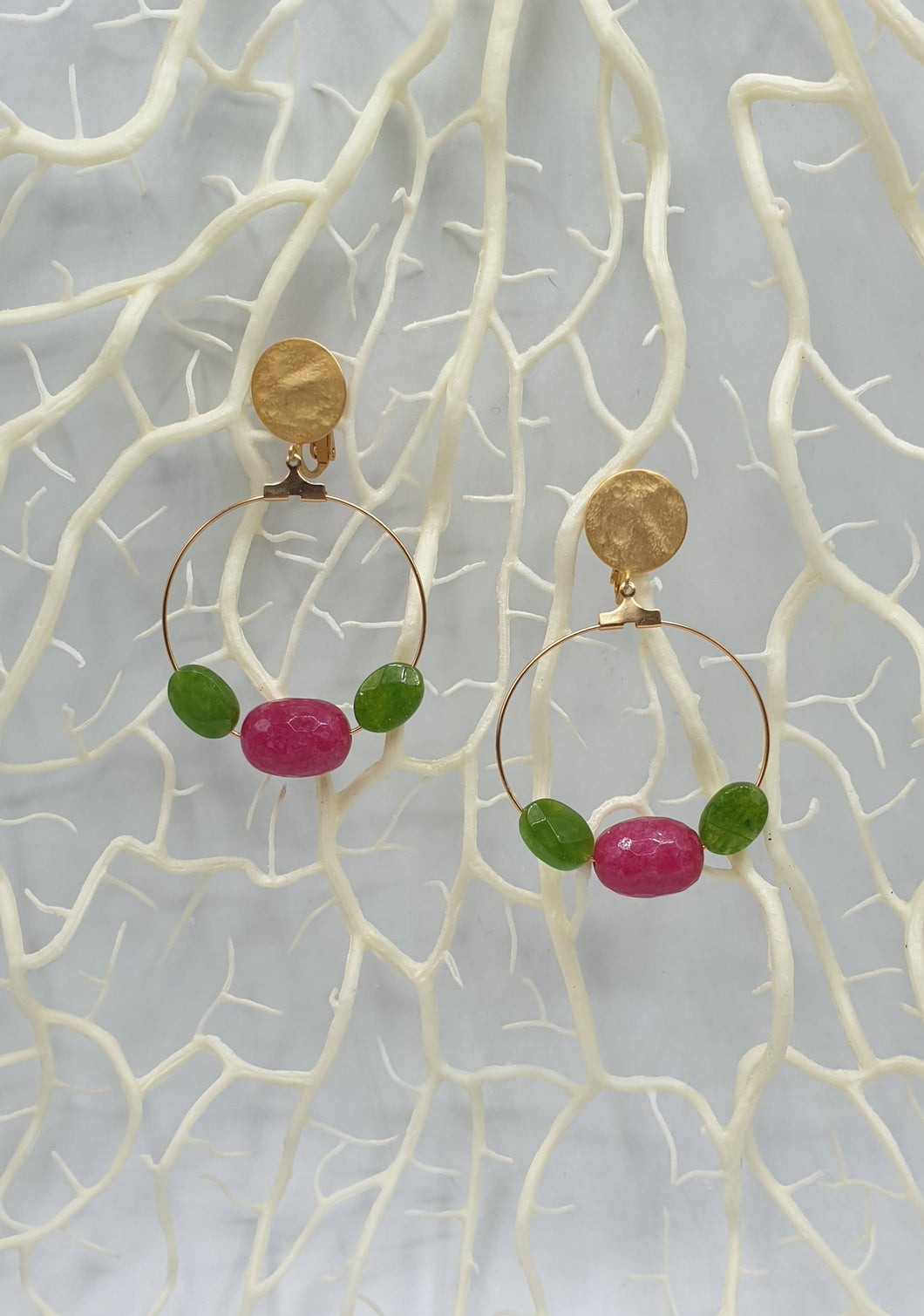 NUOVI orecchini a clip in metallo dorato con perle di giada viola e verde
