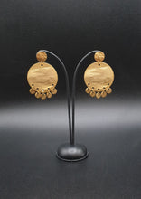 Charger l&#39;image dans la galerie, NEW golden metal stud earrings with little circles
