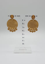 Charger l&#39;image dans la galerie, NEW golden metal stud earrings with little circles
