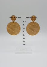 Carica l&#39;immagine nel visualizzatore di Gallery, NUOVI orecchini a bottone in metallo dorato con cerchi decorativi

