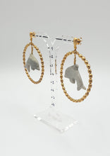 Lade das Bild in den Galerie-Viewer, NEUE goldene Metall-Ohrstecker mit ovalen Perlen und Jaspis-Delfinen
