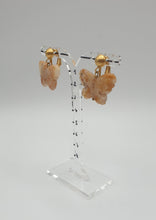 Lade das Bild in den Galerie-Viewer, NEUE Ohrclips aus goldenem Metall mit Naturstein-Schmetterlingen
