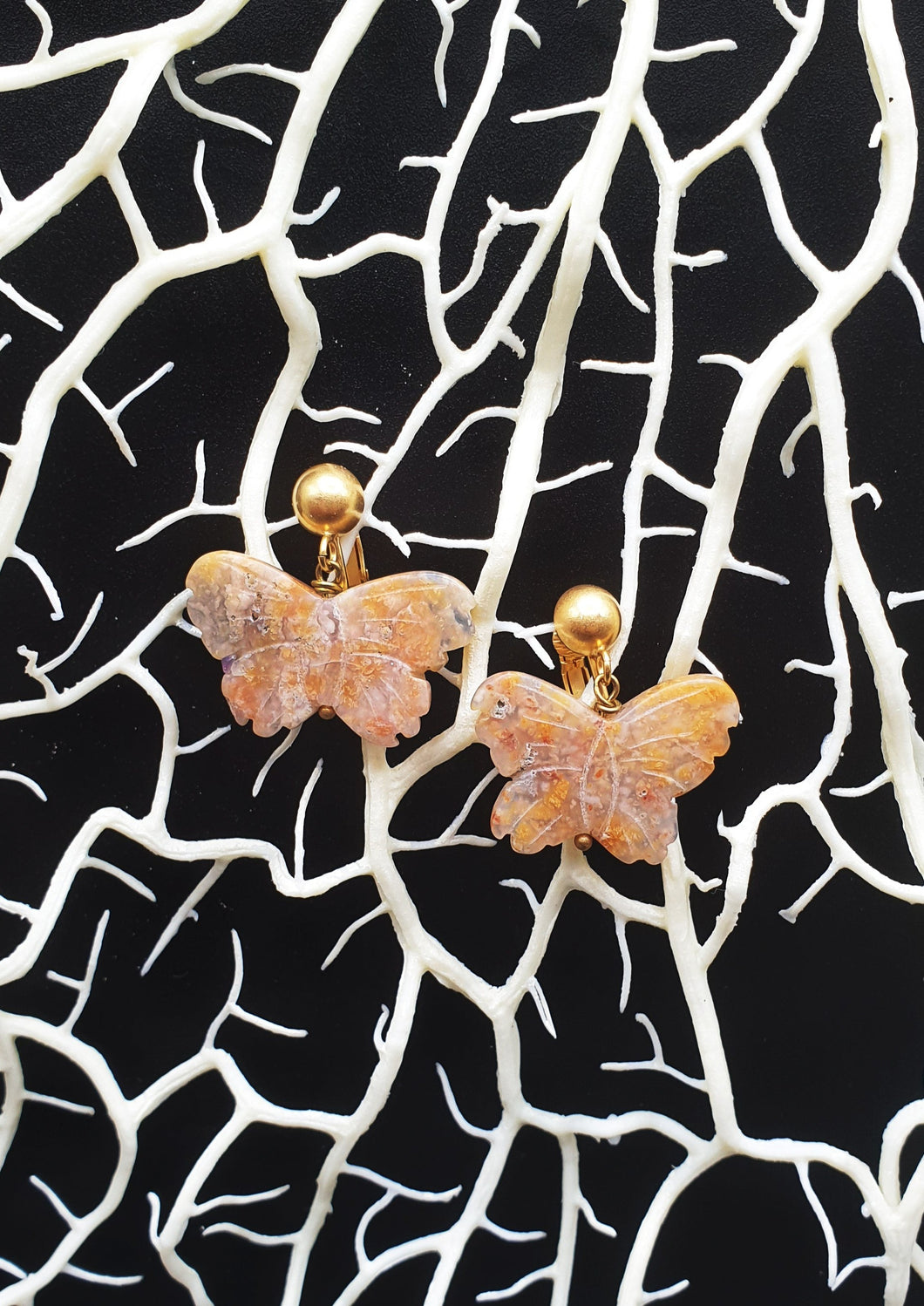 NEUE Ohrclips aus goldenem Metall mit Naturstein-Schmetterlingen