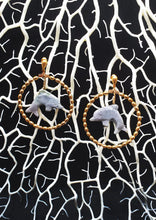 Lade das Bild in den Galerie-Viewer, NEUE goldene Metall-Ohrstecker mit ovalen Perlen und Jaspis-Delfinen
