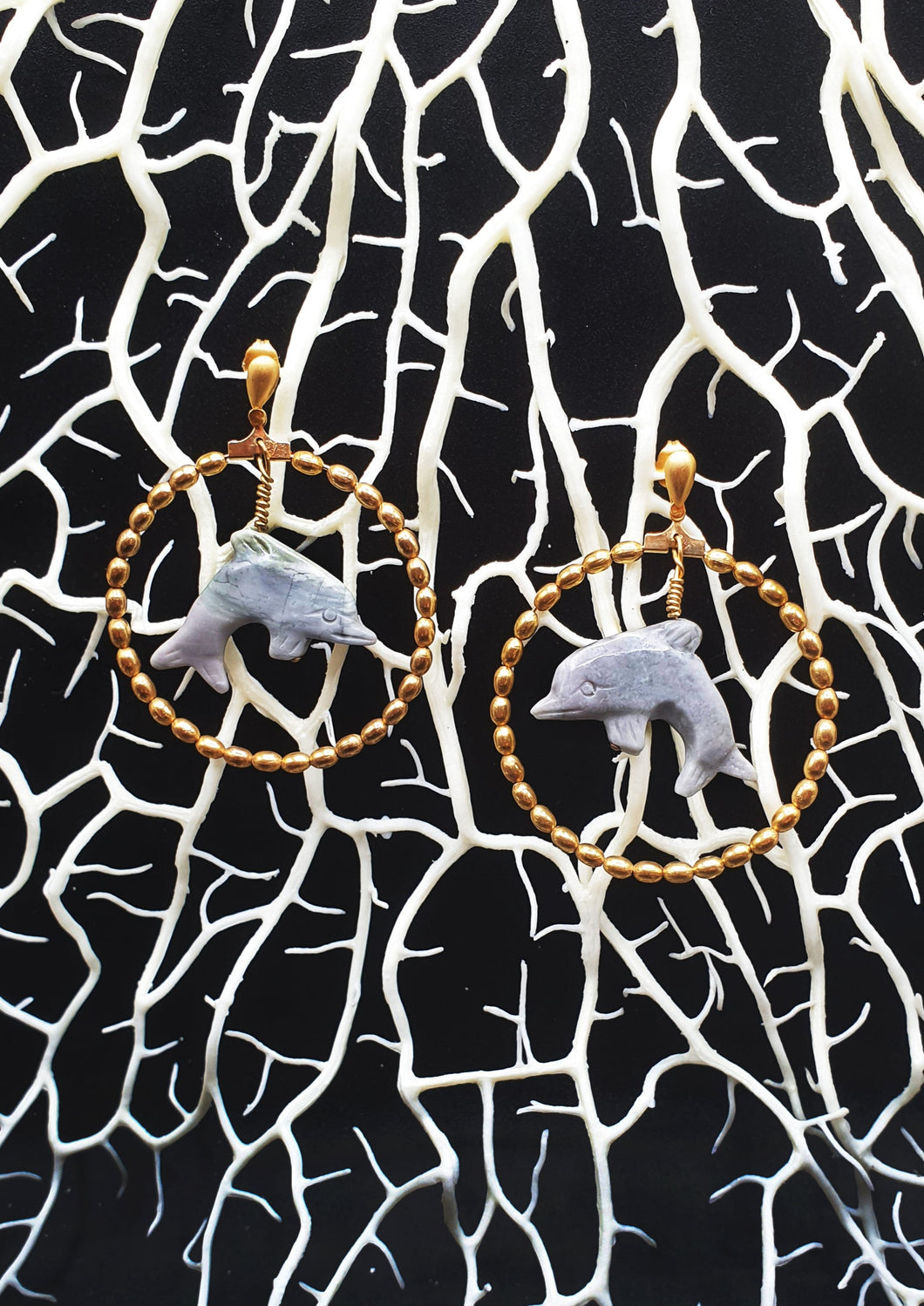 NEUE goldene Metall-Ohrstecker mit ovalen Perlen und Jaspis-Delfinen