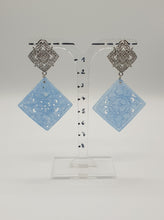 Charger l&#39;image dans la galerie, NEW silver metal stud earrings with square blue jade element
