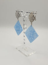 Charger l&#39;image dans la galerie, NEW silver metal stud earrings with square blue jade element
