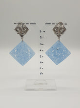 Charger l&#39;image dans la galerie, NEW silver metal stud earrings with square blue jade element
