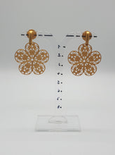 Lade das Bild in den Galerie-Viewer, NEU Ohrclips aus goldenem Metall mit Blume, mittelgroß
