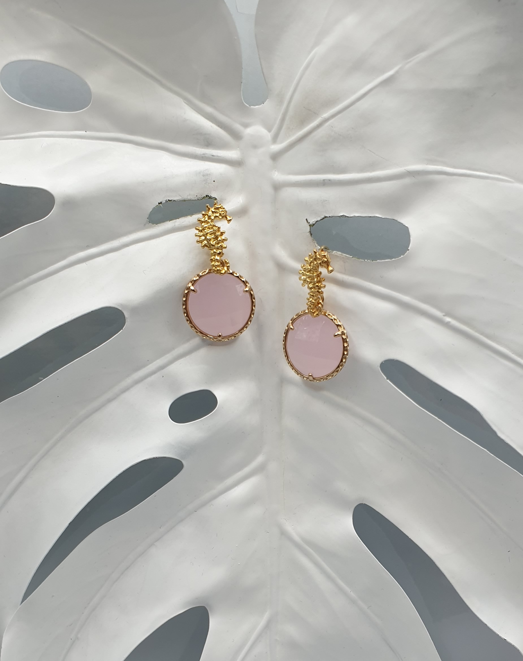 NEUER Seepferdchen-Ohrring aus vergoldetem Silber für Löcher mit rosa Scheibe