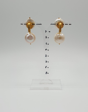 Charger l&#39;image dans la galerie, double coin-shaped-pearls clip-on earrings on a golden metal basis
