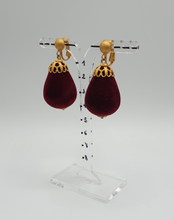 Carica l&#39;immagine nel visualizzatore di Gallery, orecchini a clip in metallo dorato con gocce di velluto rosso vino
