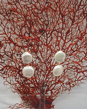 Carica l&#39;immagine nel visualizzatore di Gallery, orecchini a clip con doppie perle a forma di moneta su base di metallo dorato
