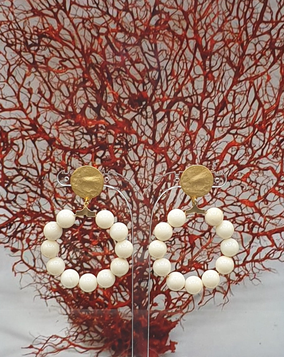 orecchini a clip in metallo dorato con perle di corallo sbiancato