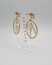 Carica l&#39;immagine nel visualizzatore di Gallery, orecchini a clip in metallo dorato con perle placcate oro e perle a tre dita
