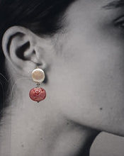 Carica l&#39;immagine nel visualizzatore di Gallery, orecchini a clip di perle con perline in ceramica rossastra
