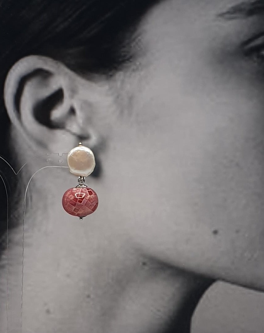 orecchini a clip di perle con perline in ceramica rossastra