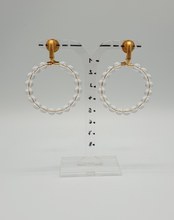 Carica l&#39;immagine nel visualizzatore di Gallery, orecchini a clip in metallo dorato con perline piatte di cristallo trasparenti
