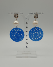 Charger l&#39;image dans la galerie, silver strass stud earrings with pearls and blue dyed jade element
