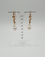 Carica l&#39;immagine nel visualizzatore di Gallery, orecchini a bottone in metallo dorato con fiori e perle a forma di goccia
