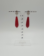Lade das Bild in den Galerie-Viewer, Silberne Schneeflocken-Strass-Ohrstecker mit rot gefärbtem Jadeelement
