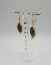 Lade das Bild in den Galerie-Viewer, Ohrringe für Löcher mit winziger Krone, braunem Jaspis und Perlen
