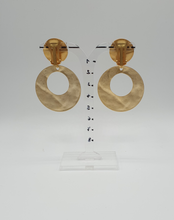 Carica l&#39;immagine nel visualizzatore di Gallery, NUOVI orecchini a clip in metallo dorato con elementi decorativi
