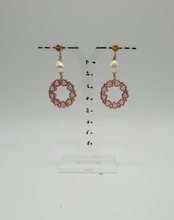 Lade das Bild in den Galerie-Viewer, Ohrstecker aus vergoldetem Silber mit Perlen und rosa Strasssteinen
